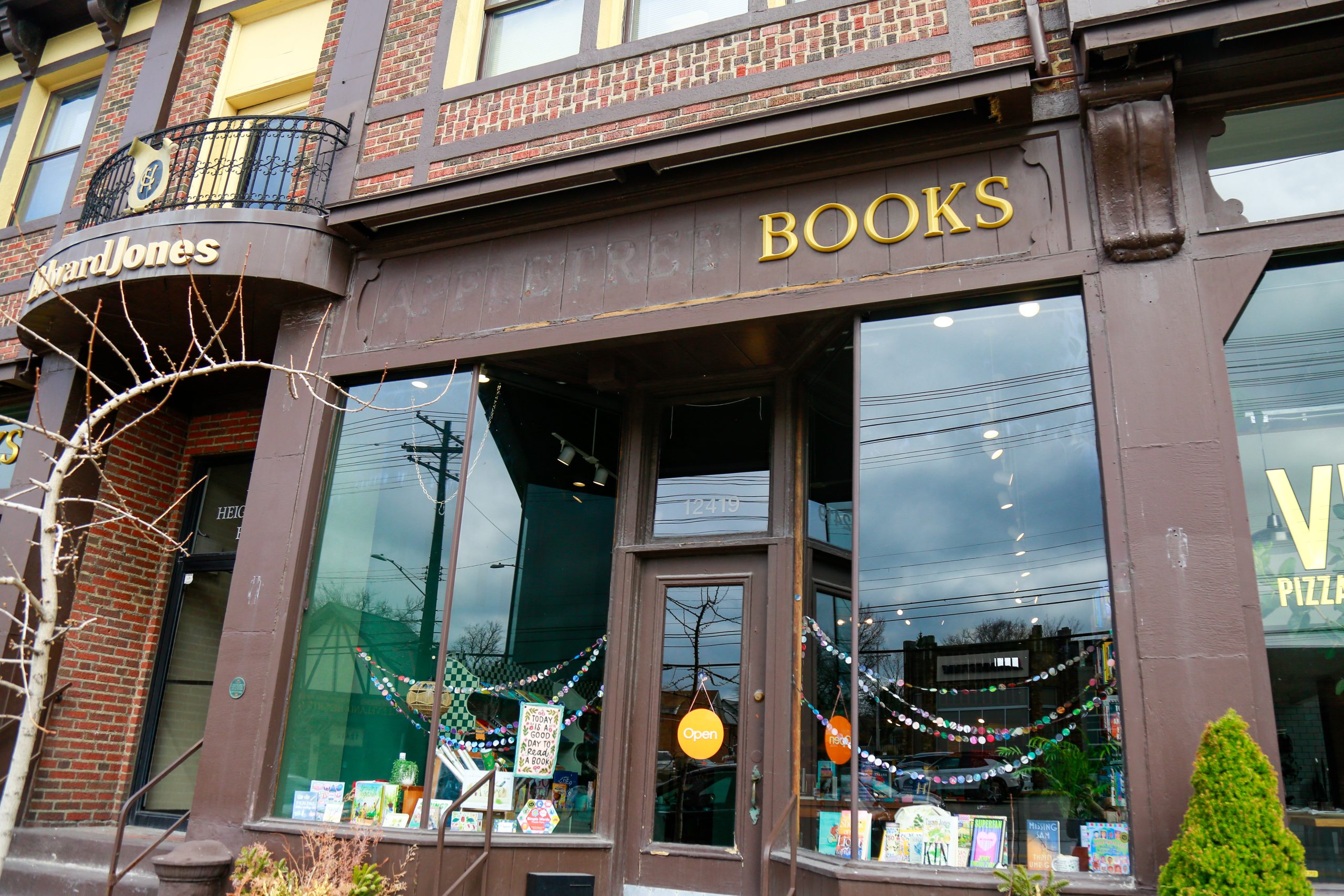 STREET 7冊 The Checkered Shelf Opens in Former Appletree Books Space